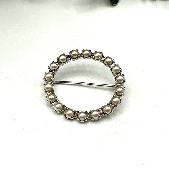 Vintage Pearl Circle Brooch Pin Silver Tone - Picture 2 of 3